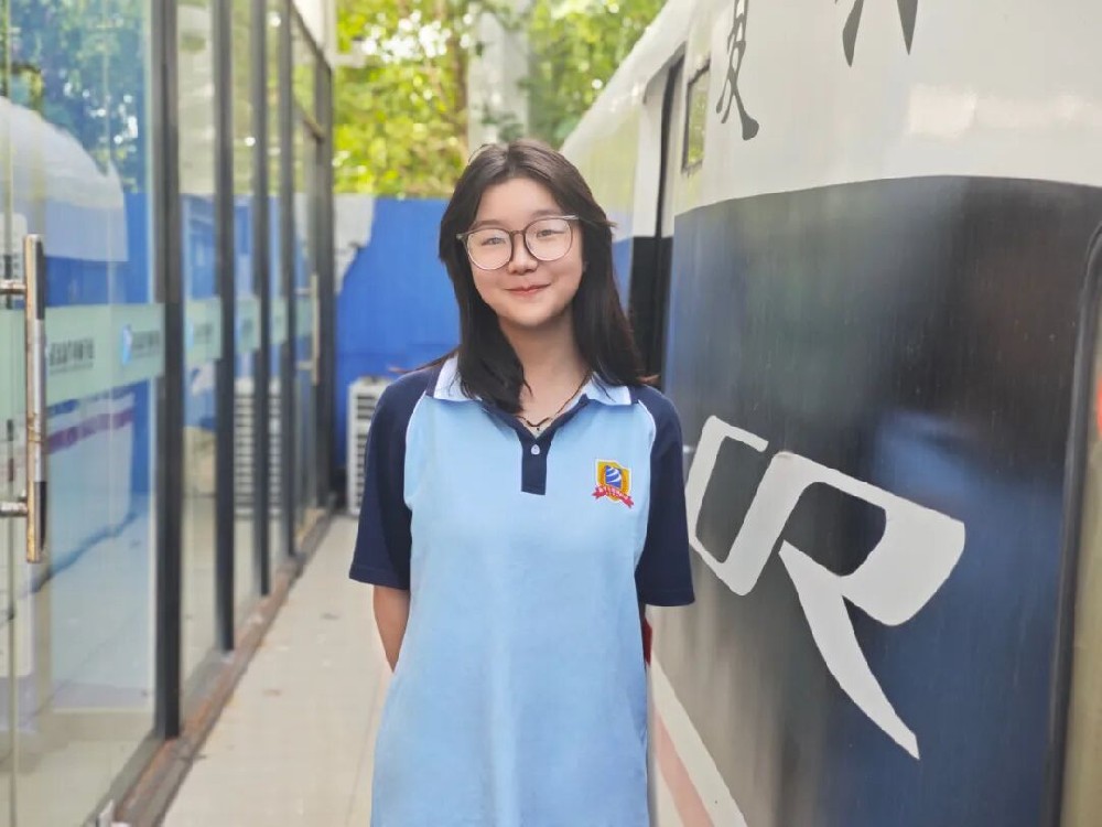 中考过线，却毅然放弃普高，选择职校这条不同的路。来自湖北恩施的郭欣怡，用自己的实际行动和饱满的学习状态，打破人们对职业教育的刻板印象。她说：“我不是来混日子的，我是来学本事的?！毖≡?，比努力更重要“我的中考分数其实过了普高线”，郭欣怡坦诚地说道，“但我对传统的文化课学习提不起兴趣，与其在高中迷茫，不
