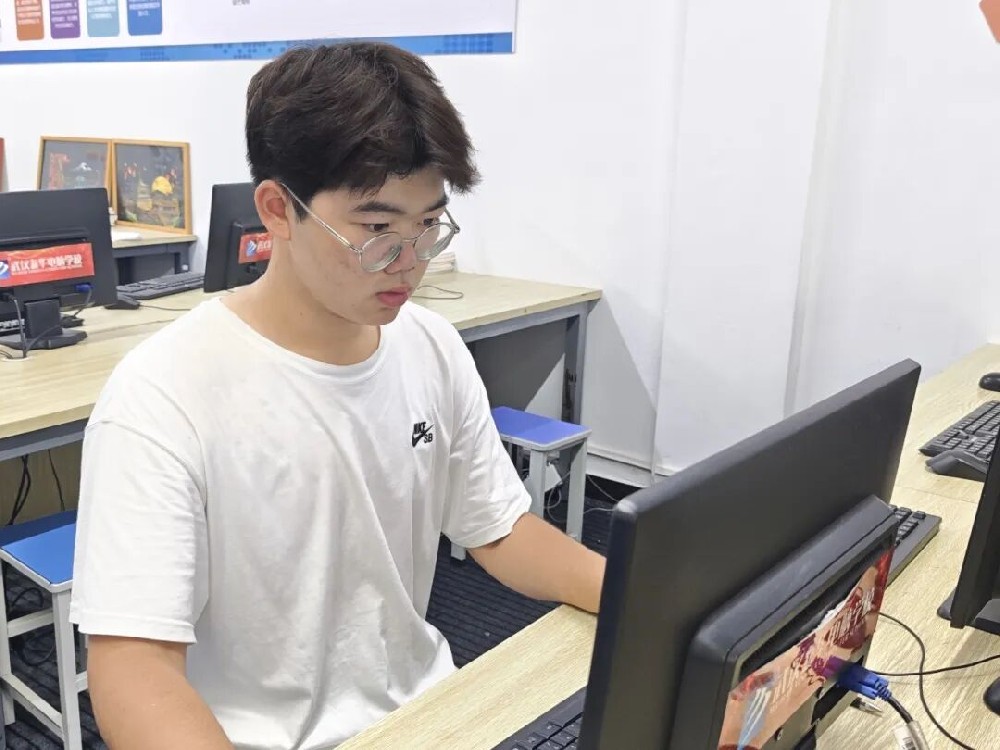 当许多学生还在传统教育路径中摸索时，25级软件开发班的张逸轩已经做出了一个不同寻常的选择——从普通高中转入武汉新华电脑学校，开启了一段全新的学习旅程。这个决定背后有着怎样的故事？让我们一起走近这位勇敢追梦的少年。转变：从跟不上进度到找到适合的道路“为什么从普高转到武汉新华电脑学校呢？”面对这个问题，张